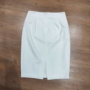 Jones New York elegant and flattering white pencil skirt